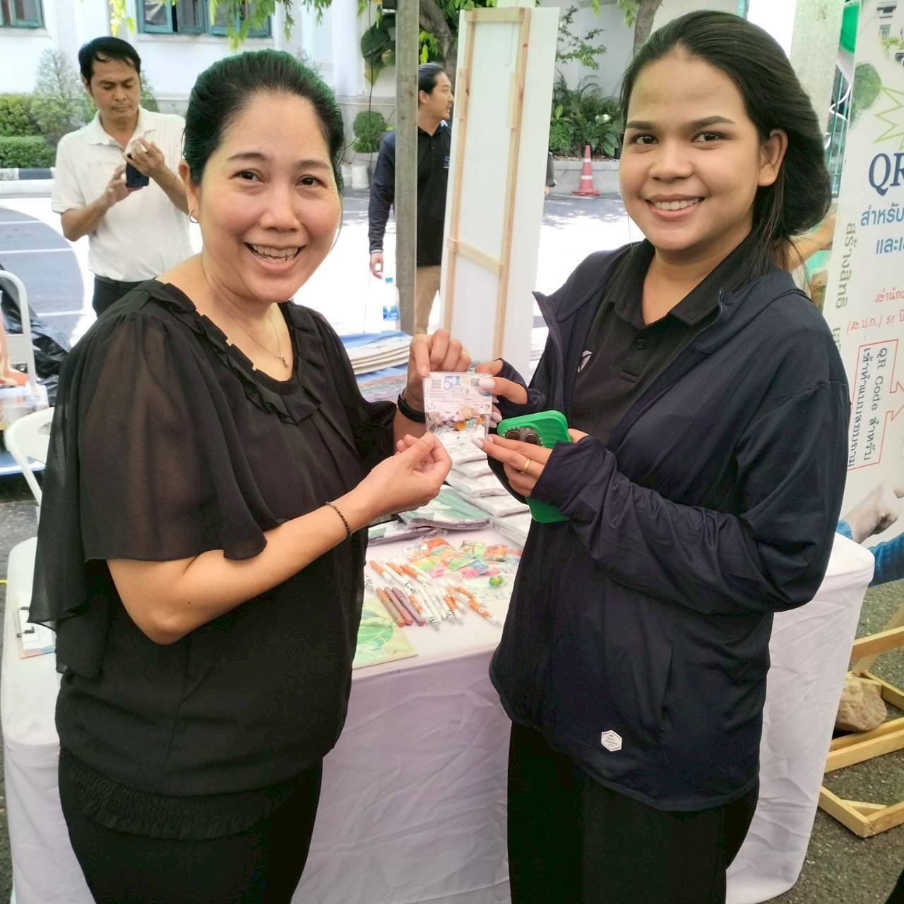 title - คณะทำงานฝ่ายติดตามประเมินผลการจัดงาน วันคล้ายวันสถาปนาสำนักงานการปฏิรูปที่ดินเพื่อเกษตรกรรม (ส.ป.ก.) ครบรอบ 51 ปี เปิดตั้งจุดให้ผู้ร่วมงานได้ร่วมสนุก เล่นเกมส์ และตอบแบบประเมินผลการจัดงาน ผ่านระบบออนไลน์